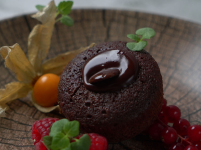 Fresh Berries Lava Cake / كعكة لافا التوت الطازج