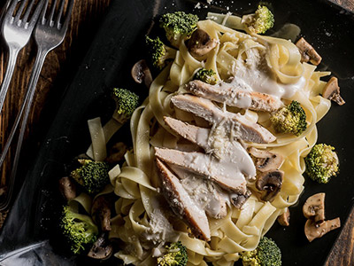 Fettuccine Chicken Alfredo / فيتوتشيني الفريدو بالدجاج