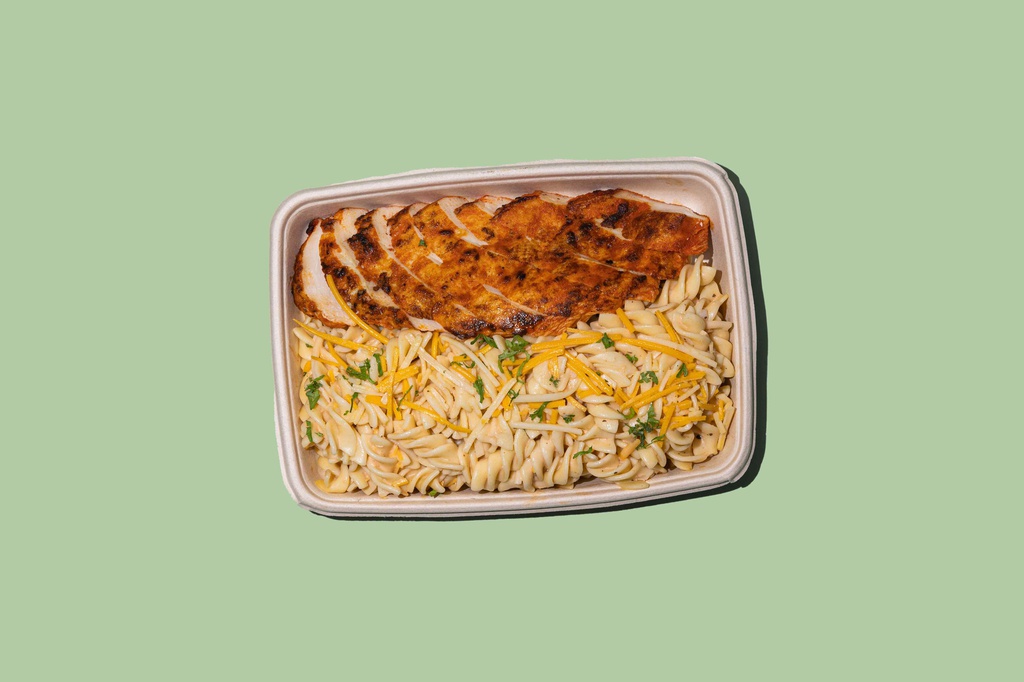 Three Cheese Pasta w Grilled Chicken / ثلاث معكرونة بالجبن مع دجاج مشوي