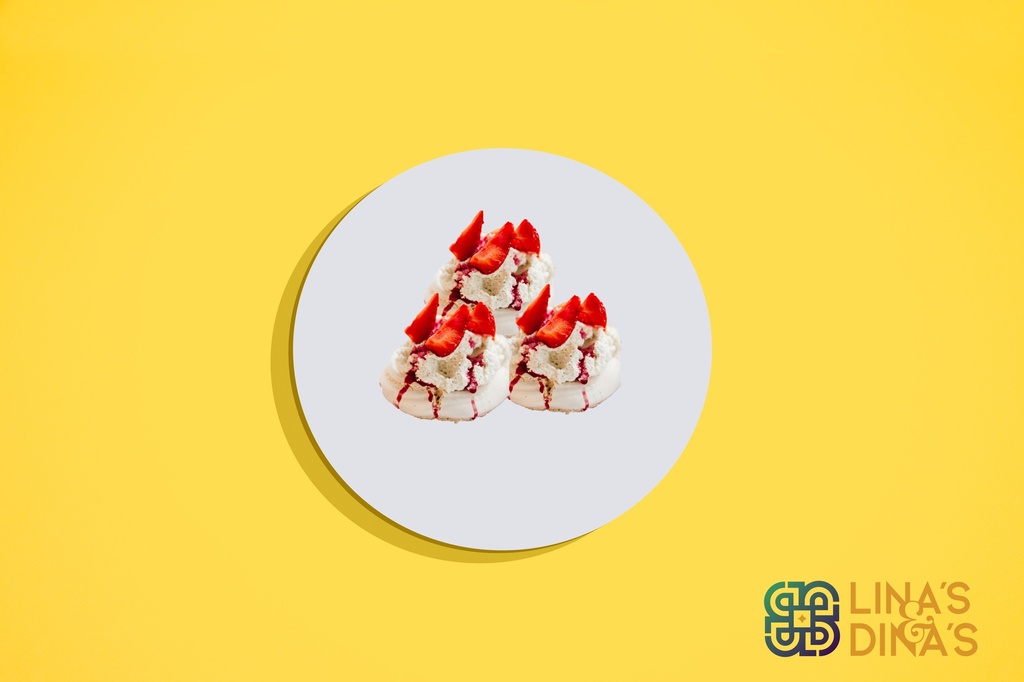 Meringue With strawberry sauce /مرنغ مع صوص فراولة