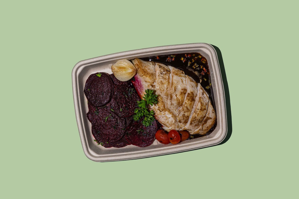 BBQ Chicken w Beetroot Chips / دجاج باربيكيو مع رقائق الشمندر