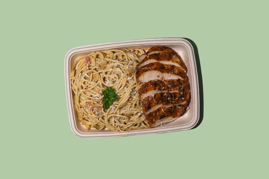 سباجيتي مع كريمة الفلفل الحار والطماطم والدجاج