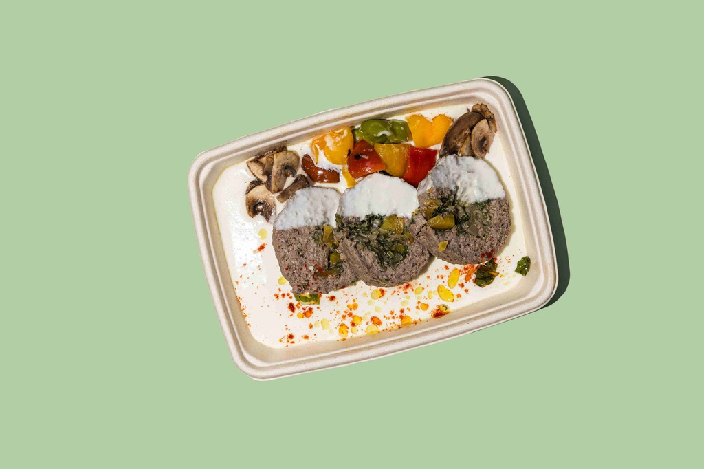 رول كفتة لحم البقر مع صلصة الزبادي محشية بالسبانخ / اليقطين (كيتو)