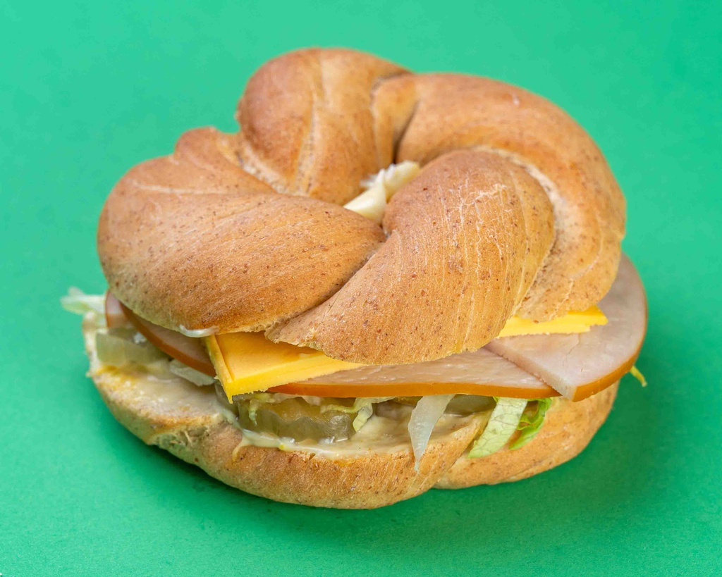 Bagel w Olives (Turkey &amp; Cheddar) (DF) / بايغل مع الزيتون و حبش و شيدر