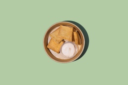Crackers w Cream Cheese &amp; Jam (GF + LF)/ مقرمشات  مع الجبن الكريمي والمربى